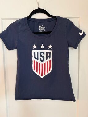 Nike USA Shield Logo T Shirt Navy Athletic Cut Small Soccer Graphic Tee